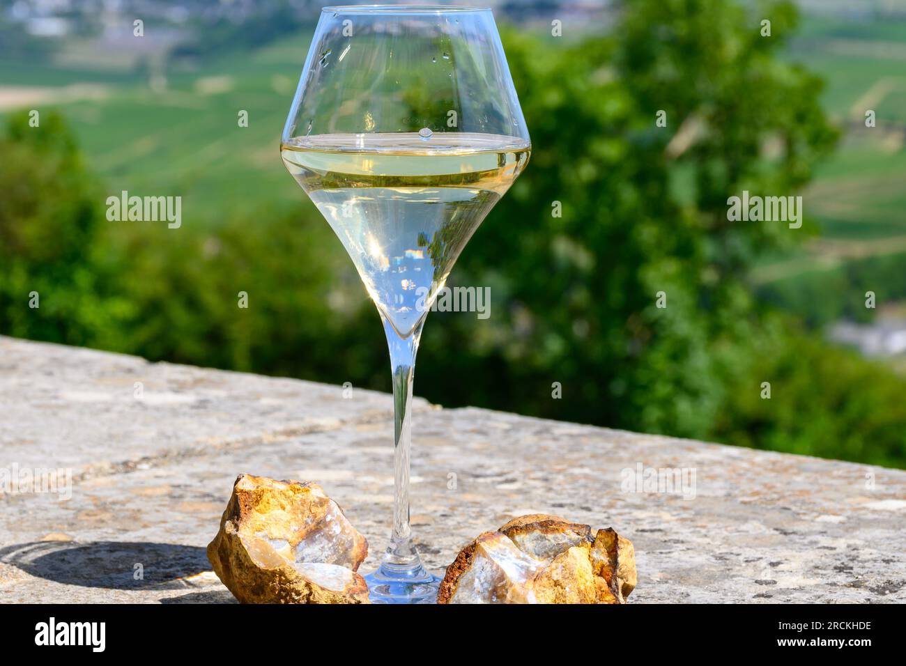 Bicchieri di vino bianco provenienti da vigneti di Sancerre Chavignol appelazione ed esempio di terreno di selce, vicino al villaggio di Sancerre, Cher, Valle della Loira, F Foto Stock