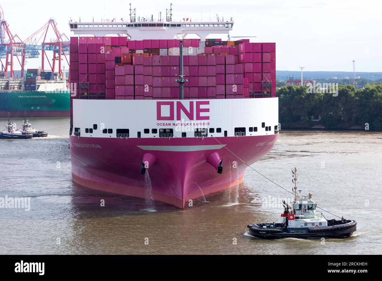 Amburgo, Germania. 15 luglio 2023. La nave container "One Innovation" entra per la prima volta nel porto di Amburgo e si dirige verso il fiume Elba. Con una lunghezza di 400 metri e una larghezza di 61,40 metri, la nave rosa ha una capacità di circa 24.000 container standard, ha annunciato la compagnia di navigazione Ocean Network Express (ONE). Credito: Bodo Marks/Bodo Marks/dpa/Alamy Live News Foto Stock