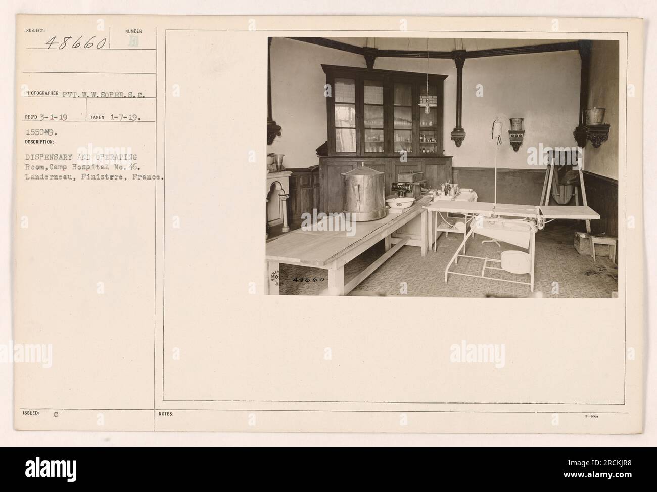 Vista interna del dispensario e della sala operatoria del Camp Hospital n. 46 a Landerneau, Finistere, Francia. La fotografia, scattata il 7 gennaio 1919, mostra una struttura medica pulita e ben attrezzata. Il dispensario sembra essere completamente fornito di forniture, mentre la sala operatoria dispone di un tavolo chirurgico e di vari strumenti medici. Foto Stock