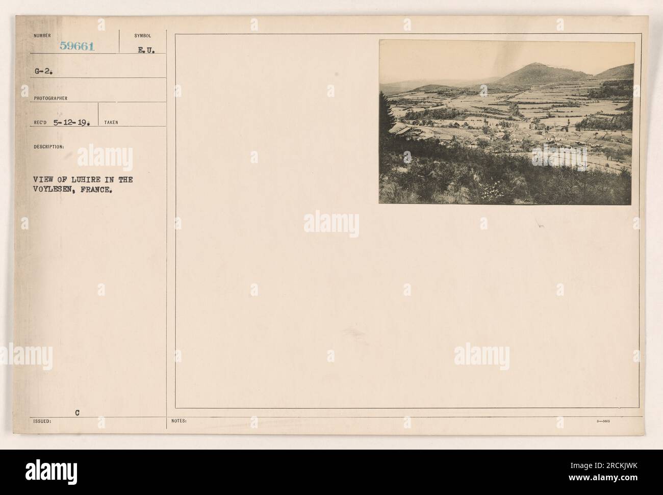 Una vista di Luhire nel Voylesen, Francia durante la prima guerra mondiale. La fotografia, numerata G-2. 59661, fu scattata il 12-5-19 e raffigura la città. È stato emesso con il simbolo E. U. Note 3-400. Foto Stock