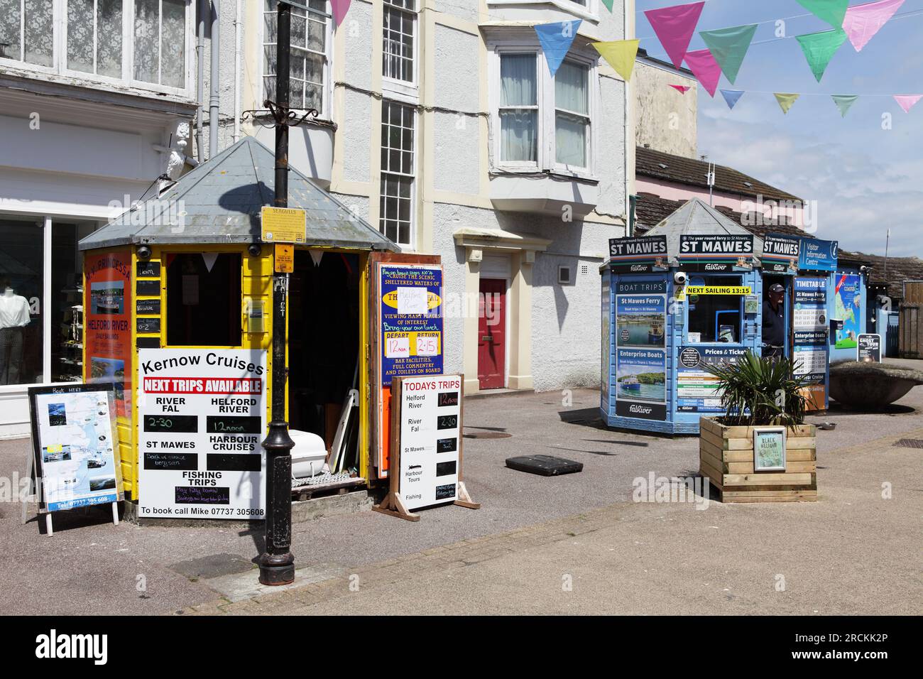 Gite in barca e crociere con baracche di prenotazione, situate appena fuori High Street, Falmouth, Cornovaglia, Inghilterra. Foto Stock