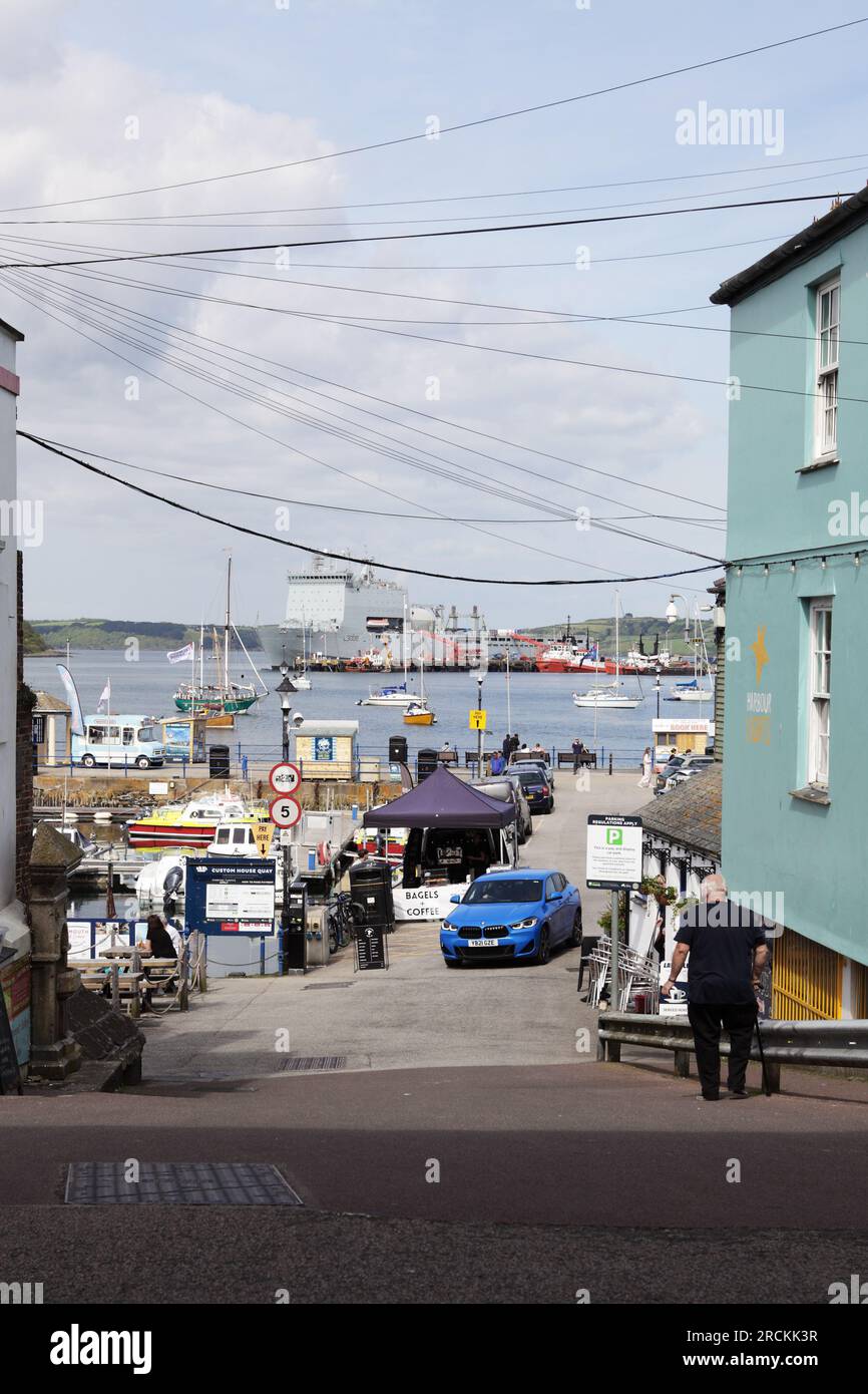 Una vista dalla High Street di Custom House Quay a Falmouth, Cornovaglia, Inghilterra. Foto Stock