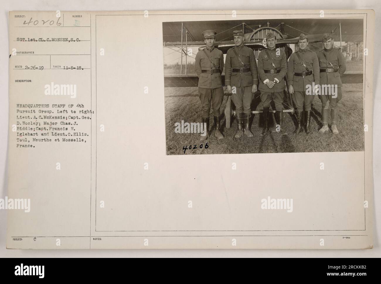 Tenente A. C. McKensie, Capitano Geo. D. Wooley, maggiore Cas. J. Biddle, il capitano Francis M. Iglehart e il tenente O. Ellis del quartier generale del 4th Pursuit Group posano per una fotografia a Toul, Meurthe et Mosselle, Francia. Questa foto è stata scattata l'8 novembre 1918 dal sergente C. Monsen. Foto Stock