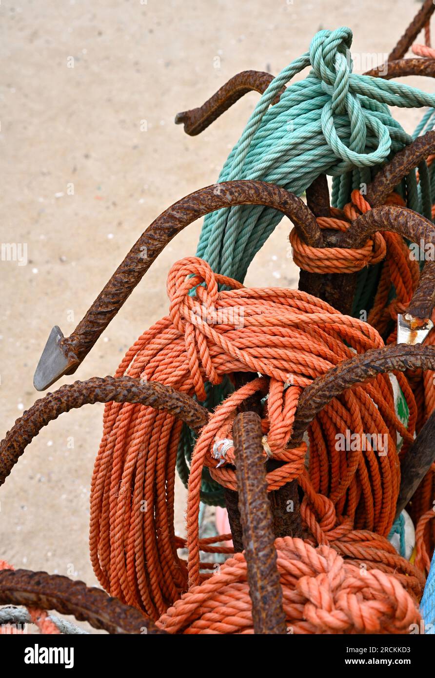 Ancoraggi per barche saldati da tondo per cemento armato con bobine di corda di ancoraggio, utilizzati da piccole barche da pesca commerciali, Espinho, Portogallo Foto Stock