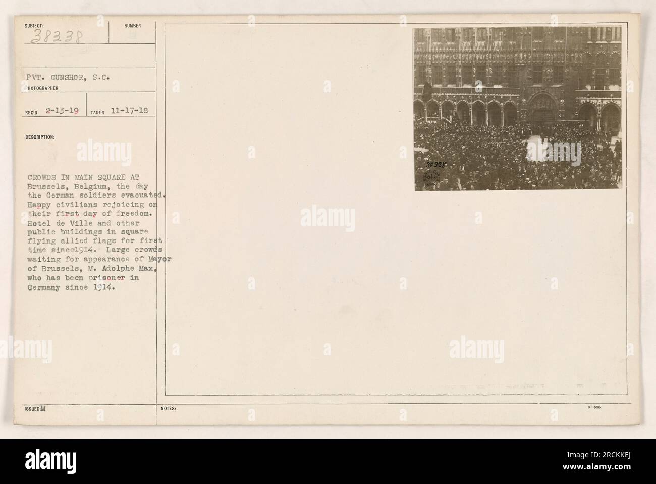 "La folla militare e civile riempie la piazza principale di Bruxelles, in Belgio, il 17 novembre 1918, mentre i soldati tedeschi evacuano la città. I civili festeggiano la loro ritrovata libertà, mentre gli edifici pubblici, tra cui l'Hotel de Ville, mostrano con orgoglio la bandiera alleata per la prima volta dal 1914. La folla attende con impazienza la comparsa del sindaco di Bruxelles, M. Adolphe Max, che era stato tenuto prigioniero in Germania dal 1914”. Foto Stock