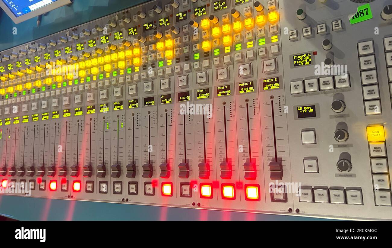 Console di mixaggio audio con luci a LED in uno studio di registrazione, primo piano Foto Stock