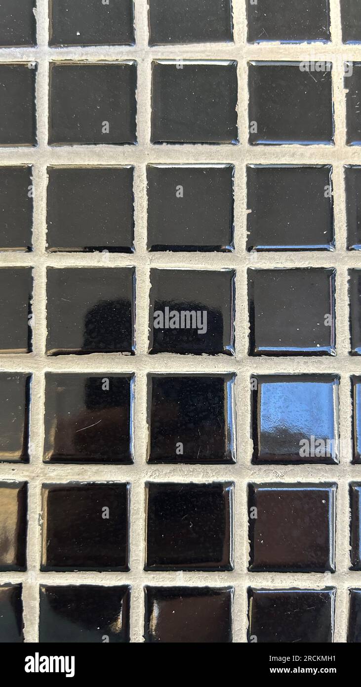 Dettaglio di una parete in piastrelle di ceramica con piastrelle a mosaico in bianco e nero Foto Stock