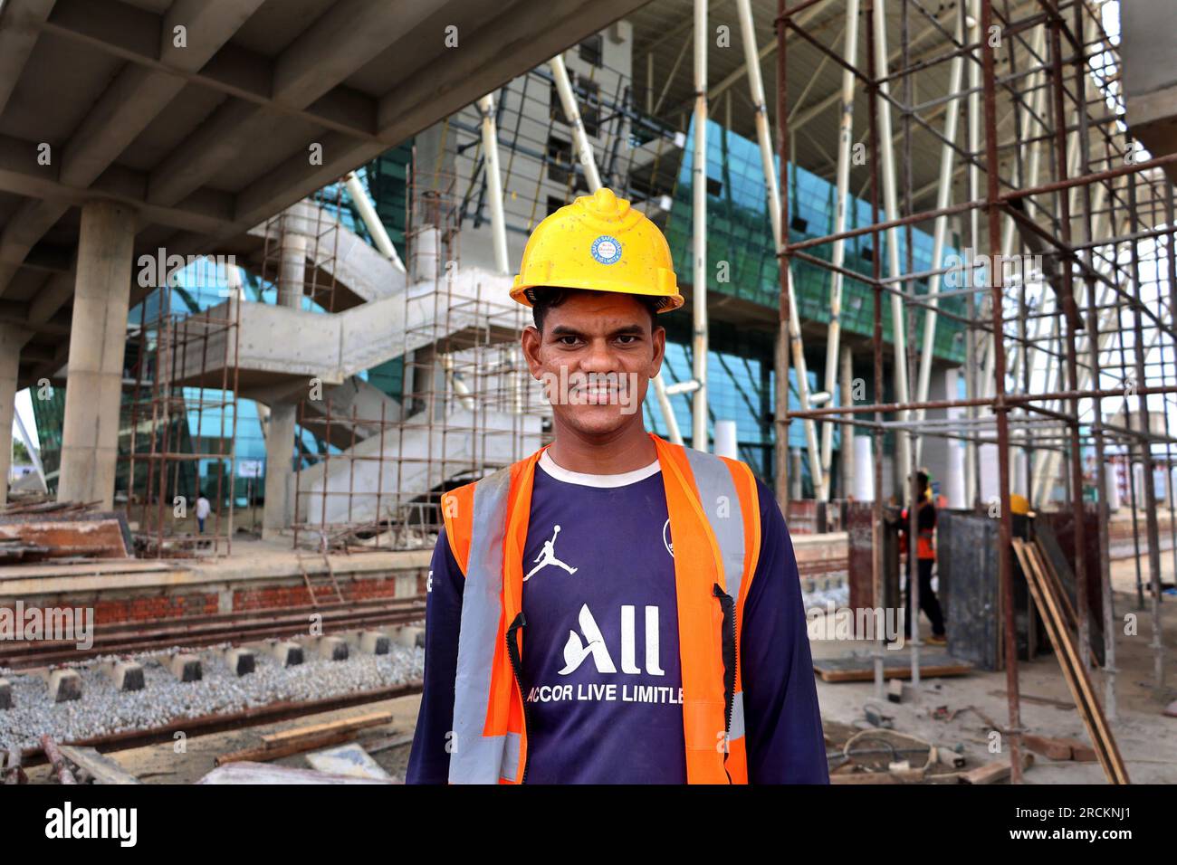 Coxsbazar, Coxsbazar Sadar, Bangladesh. 15 luglio 2023. 15 luglio 2023. Coxsbazar, Bangladesh: La costruzione della prima stazione ferroviaria iconica del paese nell'Unione Jhelongja, la città turistica del distretto di Cox Bazar, E' nelle sue fasi finali. Questa moderna stazione ferroviaria di livello internazionale, in costruzione, finanziata dal governo del Bangladesh e dalla Banca Asiatica di sviluppo (ADB), collegherà la città balneare più grande del mondo, Coxsbazar, con la linea ferroviaria. L'iconica stazione ferroviaria a forma di ostrica, costruita su 29 acri di terreno, sarà inaugurata a settembre. Crediti: ZUMA Press, Inc./Alamy Live News Foto Stock