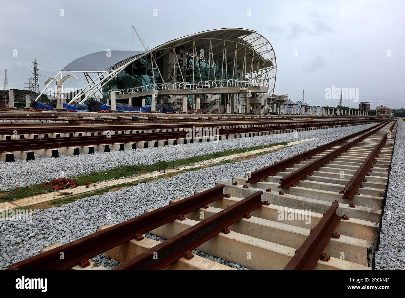 Coxsbazar, Coxsbazar Sadar, Bangladesh. 15 luglio 2023. 15 luglio 2023. Coxsbazar, Bangladesh: La costruzione della prima stazione ferroviaria iconica del paese nell'Unione Jhelongja, la città turistica del distretto di Cox Bazar, E' nelle sue fasi finali. Questa moderna stazione ferroviaria di livello internazionale in costruzione, finanziata dal governo del Bangladesh e dalla Banca asiatica di sviluppo (ADB), collegherà la città balneare più grande del mondo, Coxsbazar, con la linea ferroviaria. Crediti: ZUMA Press, Inc./Alamy Live News Foto Stock