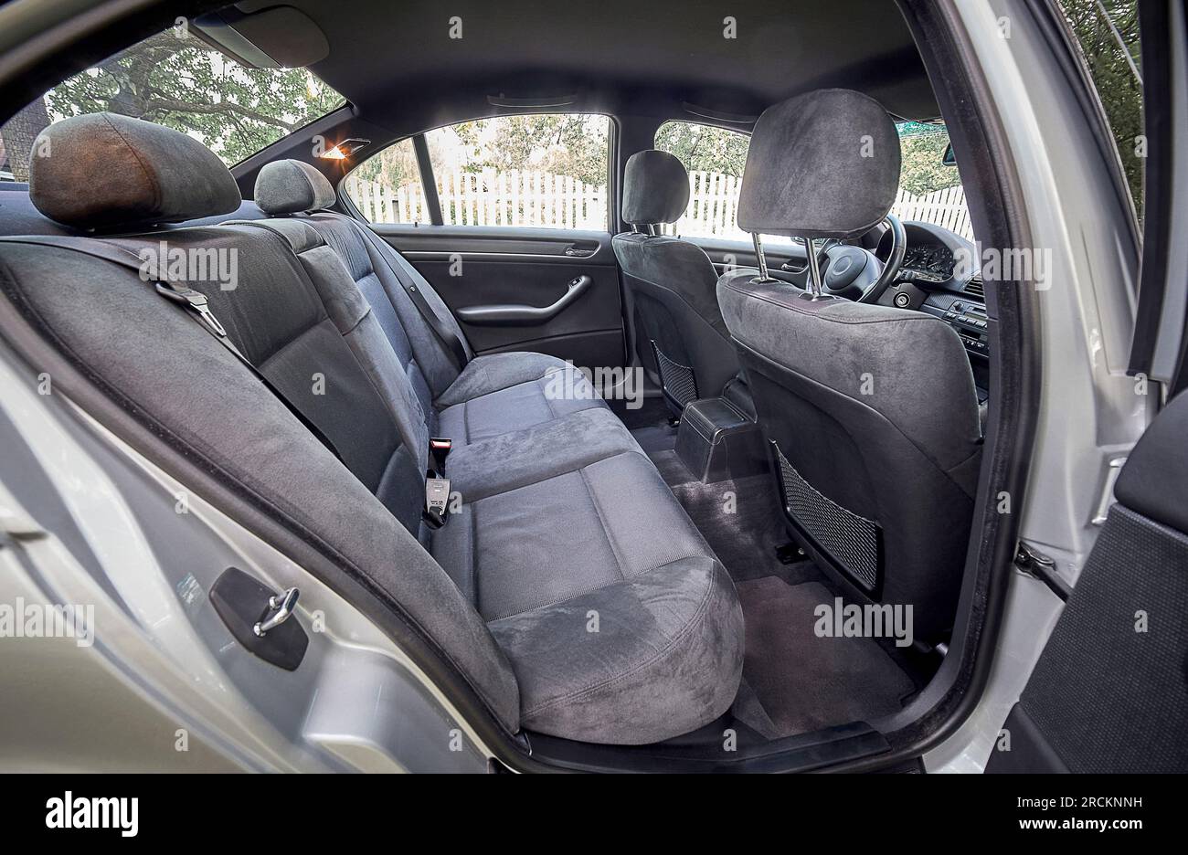 Sfondo interno di un'auto cittadina. Portiera aperta, foto sedili posteriori Foto Stock