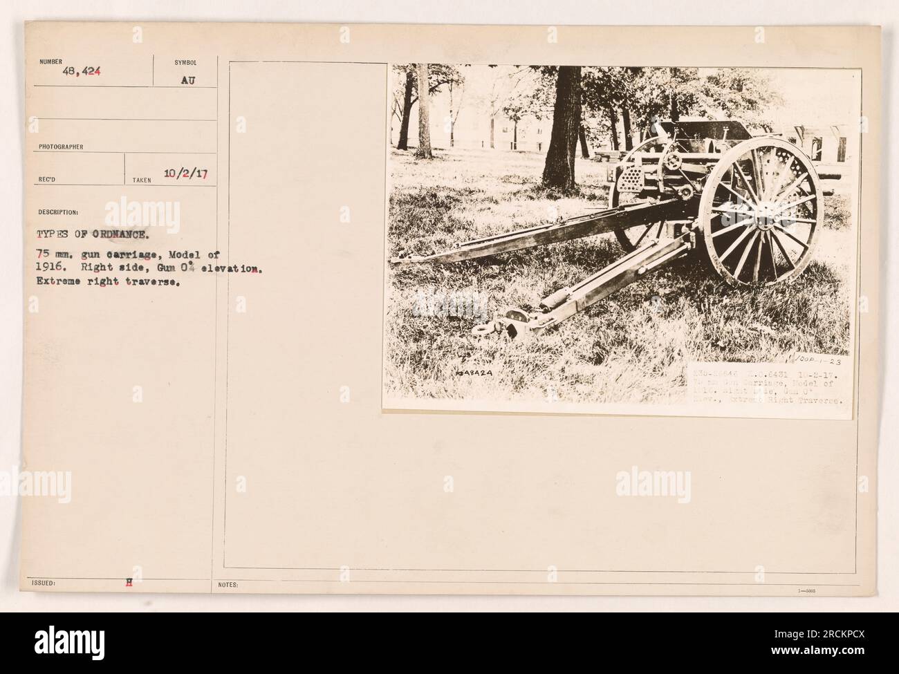 1916: Questa fotografia mostra un carrello da 75 mm, modello del 1916, con la pistola in posizione di elevazione 0% e traversa estrema destra. Questo tipo di carro fu usato durante la prima guerra mondiale dall'esercito americano. La foto è stata scattata il 2 ottobre 1917. Foto Stock