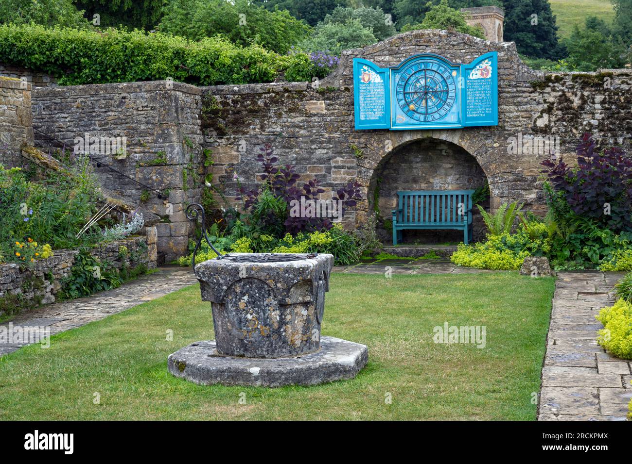 Snowshill Manor, Snowshill, Cotswolds, Gloucestershire, Inghilterra, Regno Unito - Vista del giardino a Well Court. Foto Stock