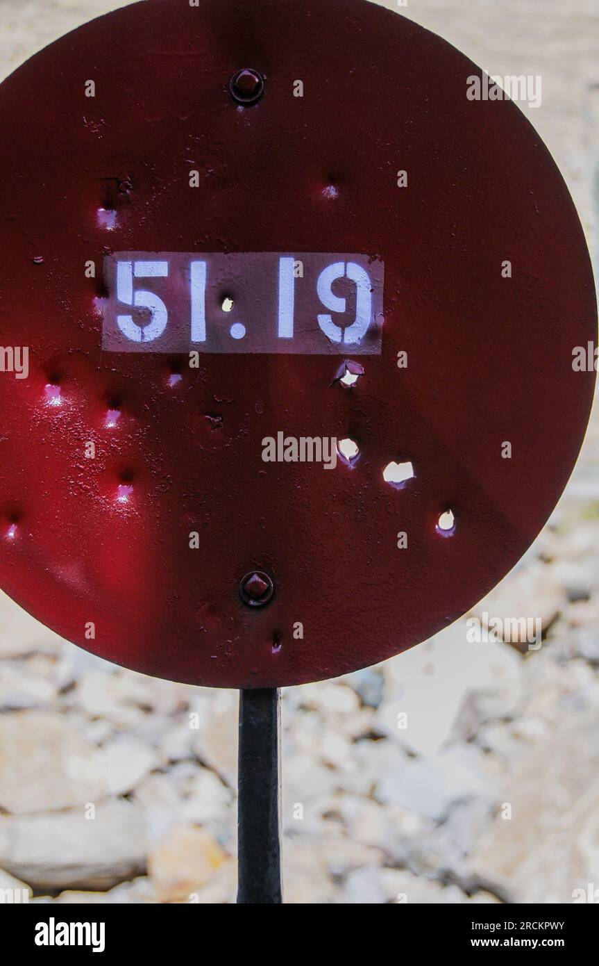 Bersaglio di colpi d'arma da fuoco e fori di proiettile sul cartello rosso della ferrovia in Colorado, Stati Uniti Foto Stock