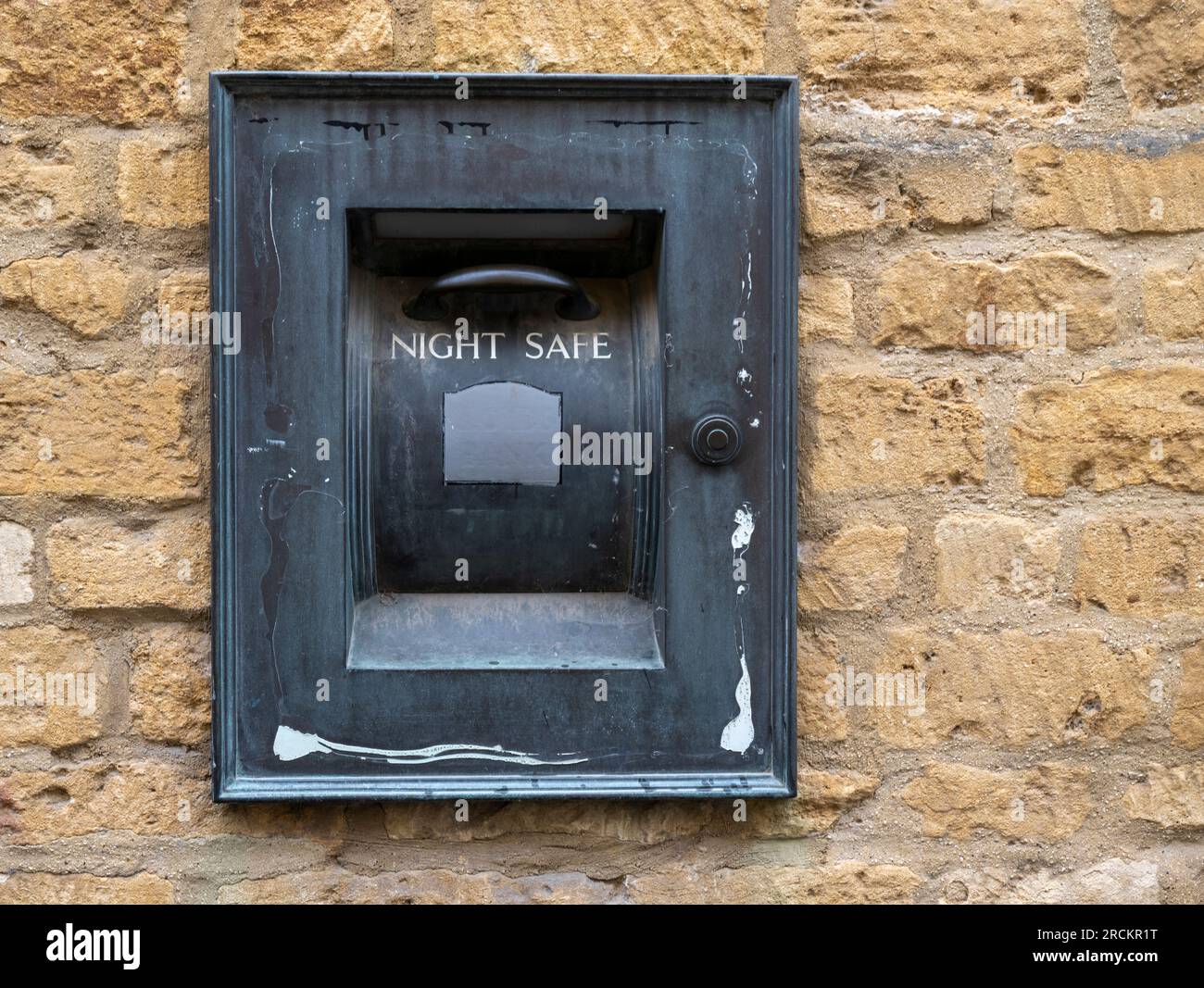 Cassetta di sicurezza notturna obsoleta Lloyds Bank situata in un muro a Broadway, Worcestershire, Inghilterra, Regno Unito Foto Stock
