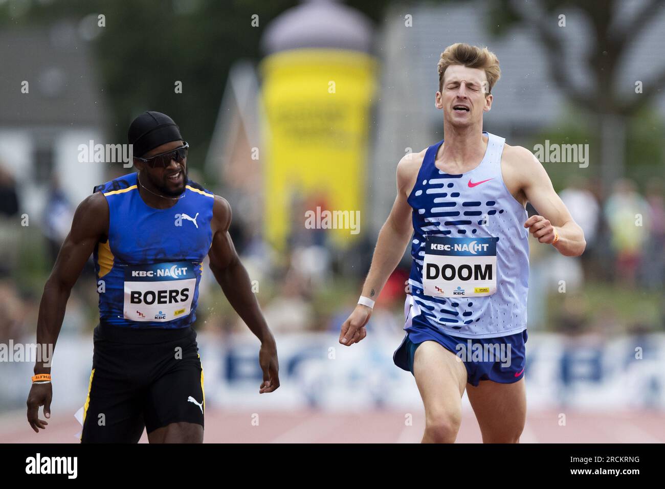 Heusden Zolder, Belgio. 15 luglio 2023. L'olandese Isayah Boers e il belga Alexander Doom sono stati fotografati in azione durante i 400 m maschili, alla 44a edizione della riunione di atletica leggera di Nacht van de Atletiek a Heusden-Zolder, sabato 15 luglio 2023. BELGA PHOTO KRISTOF VAN ACCOM Credit: Belga News Agency/Alamy Live News Foto Stock