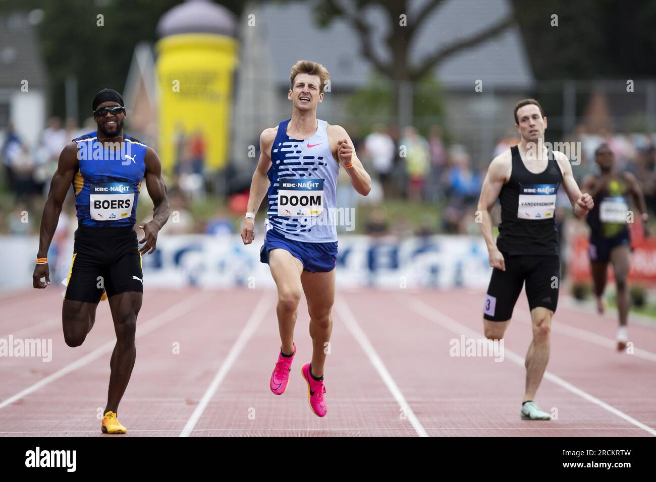 Heusden Zolder, Belgio. 15 luglio 2023. L'olandese Isayah Boers, il belga Alexander Doom e il belga Robin Vanderbemden fotografati in azione durante la gara dei 400 m, alla 44a edizione della riunione di atletica leggera di Nacht van de Atletiek a Heusden-Zolder, sabato 15 luglio 2023. BELGA PHOTO KRISTOF VAN ACCOM Credit: Belga News Agency/Alamy Live News Foto Stock