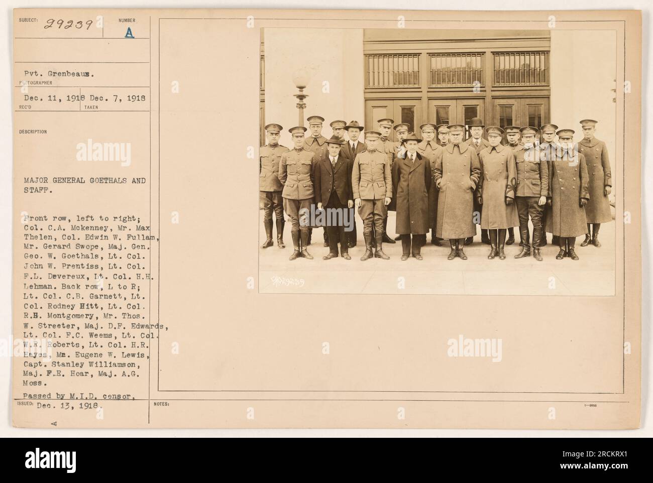 Il maggiore generale Goethals e il suo staff posano per una fotografia. In prima fila, da sinistra a destra, in piedi col. C.A. Mokenney, Max Thelen, col. Edwin W. Pullam, Mr. Gerard Swope, Gen. Gen. Geo. W. Goethals, tenente colonnello John W. Prentiss, tenente colonnello F.L. Devereux, tenente colonnello H.H. Lehman. Nella fila posteriore, da sinistra a destra, in piedi il tenente colonnello C.B. Garnett, tenente colonnello Rodney Hitt, tenente colonnello R.B. Montgomery, signor Thos. W. Streeter, maggiore D.F. Edwards, tenente colonnello F.C. Weems, tenente col. W.R. Roberts, tenente colonnello H.R. Hayes, M. Eugene W. Lewis, capitano Stanley Williamson, maggiore P.E. Hoar, maggiore A.G. Moss. Questa foto lo era Foto Stock