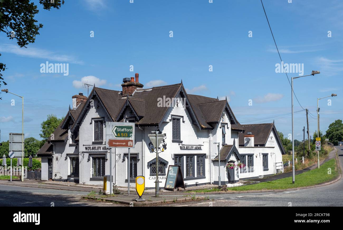 Wolseley Arms - una casa pubblica di alberghi d'epoca - Wolseley Bridge, Stafford, Staffordshire, Inghilterra, Regno Unito - un tradizionale pub di campagna. Foto Stock