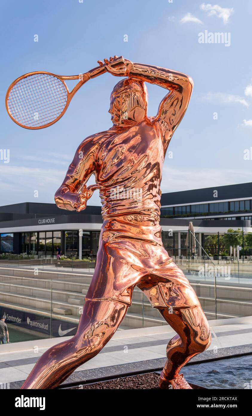 Manacor, Spagna; 01 luglio 2023: Scultura in metallo del tennista spagnolo Rafael Nadal al centro sportivo internazionale Rafa Nadal. Manacor, isola Foto Stock