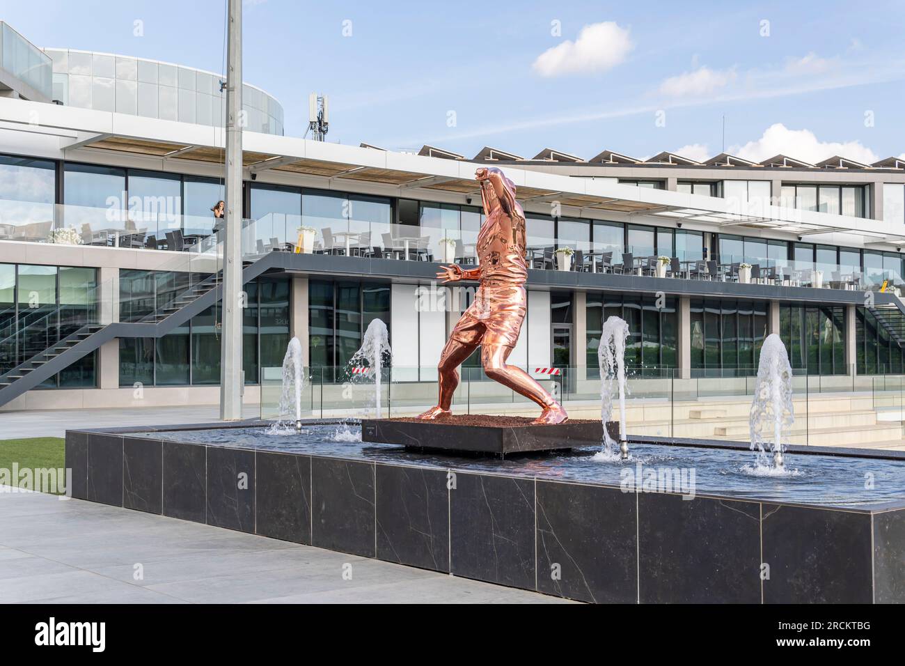 Manacor, Spagna; 01 luglio 2023: Scultura in metallo del tennista spagnolo Rafael Nadal al centro sportivo internazionale Rafa Nadal. Manacor, isola Foto Stock