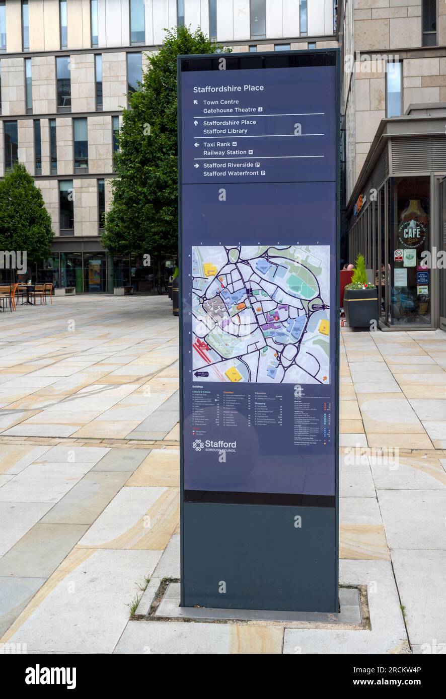 Moderna insegna della città con mappa per i visitatori di Staffordshire Place, Stafford, Staffordshire, Inghilterra, Regno Unito Foto Stock