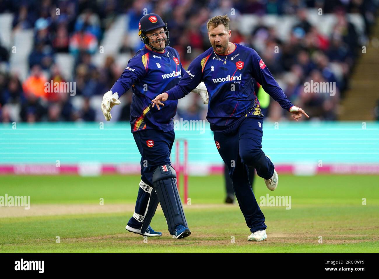 Matt Critchley (a destra) di Essex celebra il wicket di Tom Kohler-Cadmore di Somerset durante il Vitality Blast T20 final match a Edgbaston, Birmingham. Data foto: Sabato 15 luglio 2023. Foto Stock