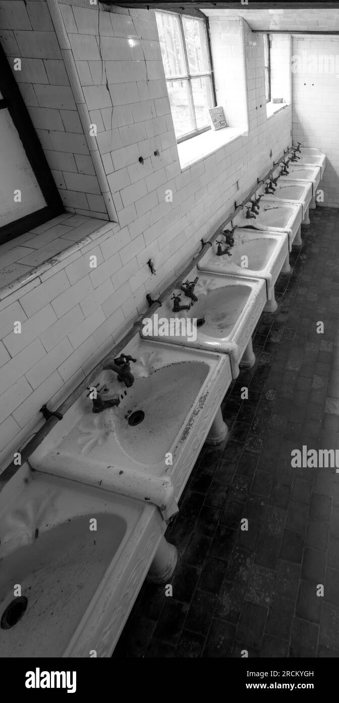 Middleport Pottery, Middleport, Stoke-on-Trent, Staffordshire, Inghilterra, Regno Unito - interno del bagno dei lavoratori con lavandini originali. Foto Stock