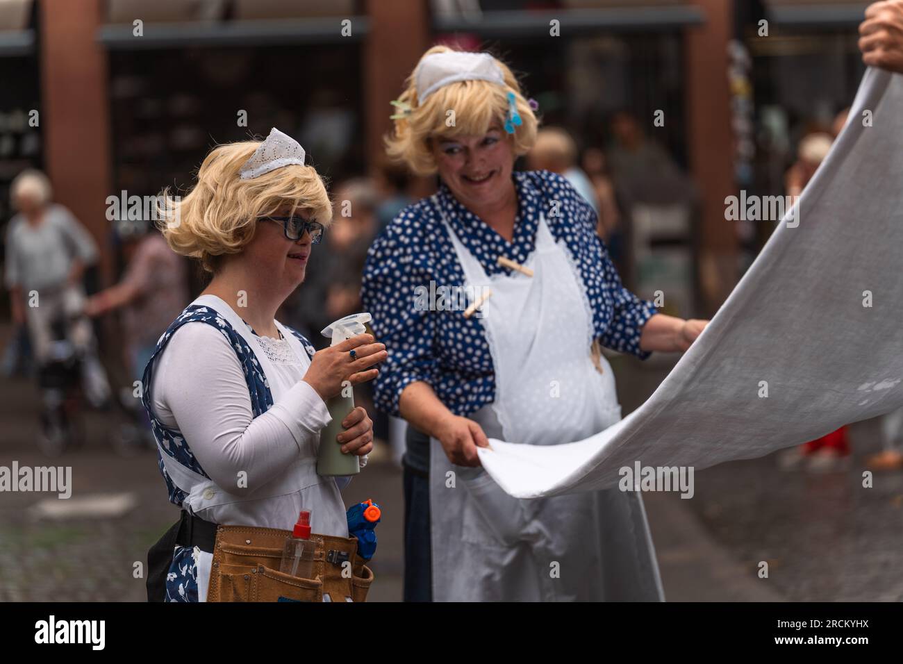 Kaiserslautern, Germania. 15 luglio 2023. Artisti di Blaumeier-Atelier durante lo spettacolo di strada "Die Zimmermädchen". Tre giorni di spettacoli teatrali e musicali di strada forniti da 200 artisti internazionali nel centro della città di Kaiserslautern - giorno 2. Credito: Gustav Zygmund/Alamy News Foto Stock