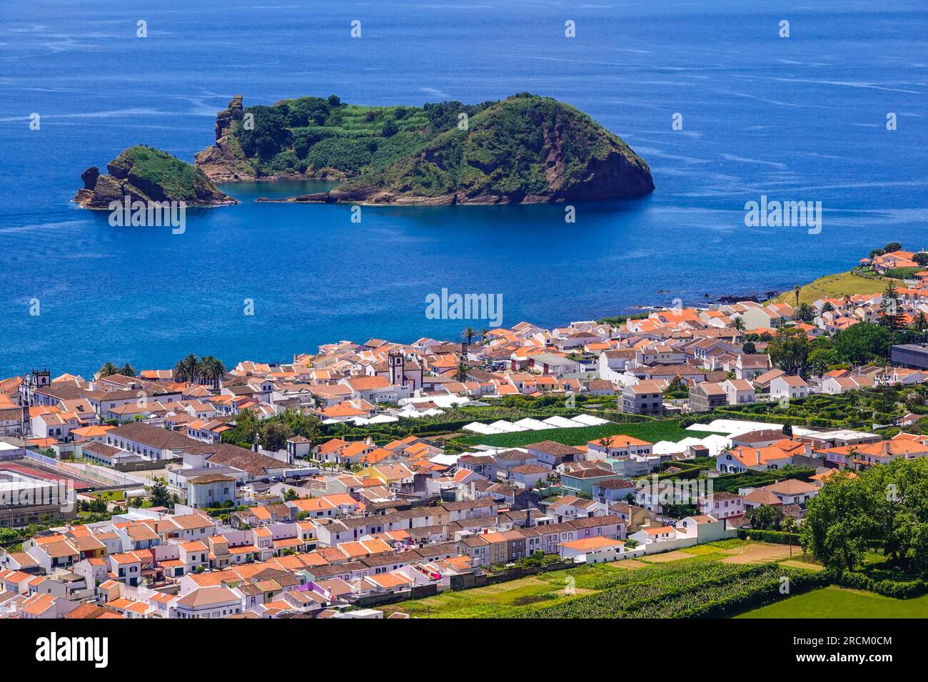 Vista dell'isolotto di Vila Franca al largo della costa e dello storico lungomare visto dal punto panoramico della Nossa Senhora da Paz o della cappella della Madonna della Pace, a Vila Franca do campo nell'isola di Sao Miguel, Azzorre, Portogallo. Foto Stock