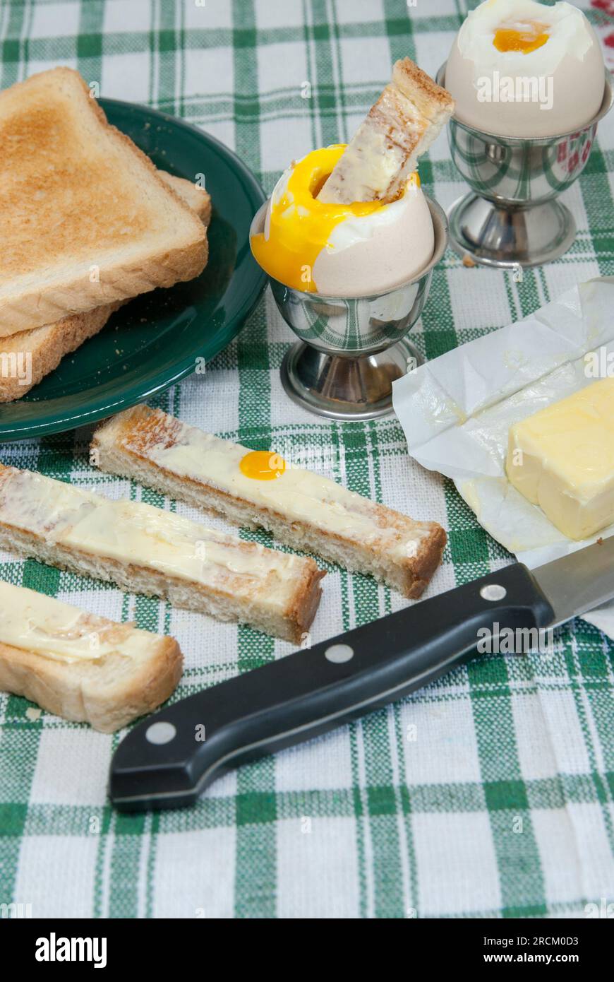 colazione con pane tostato con burro e uova morbide Foto Stock