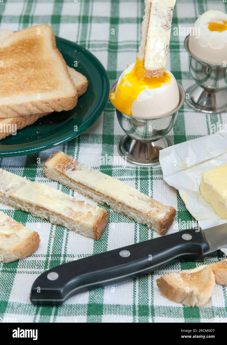 colazione con pane tostato con burro e uova morbide Foto Stock