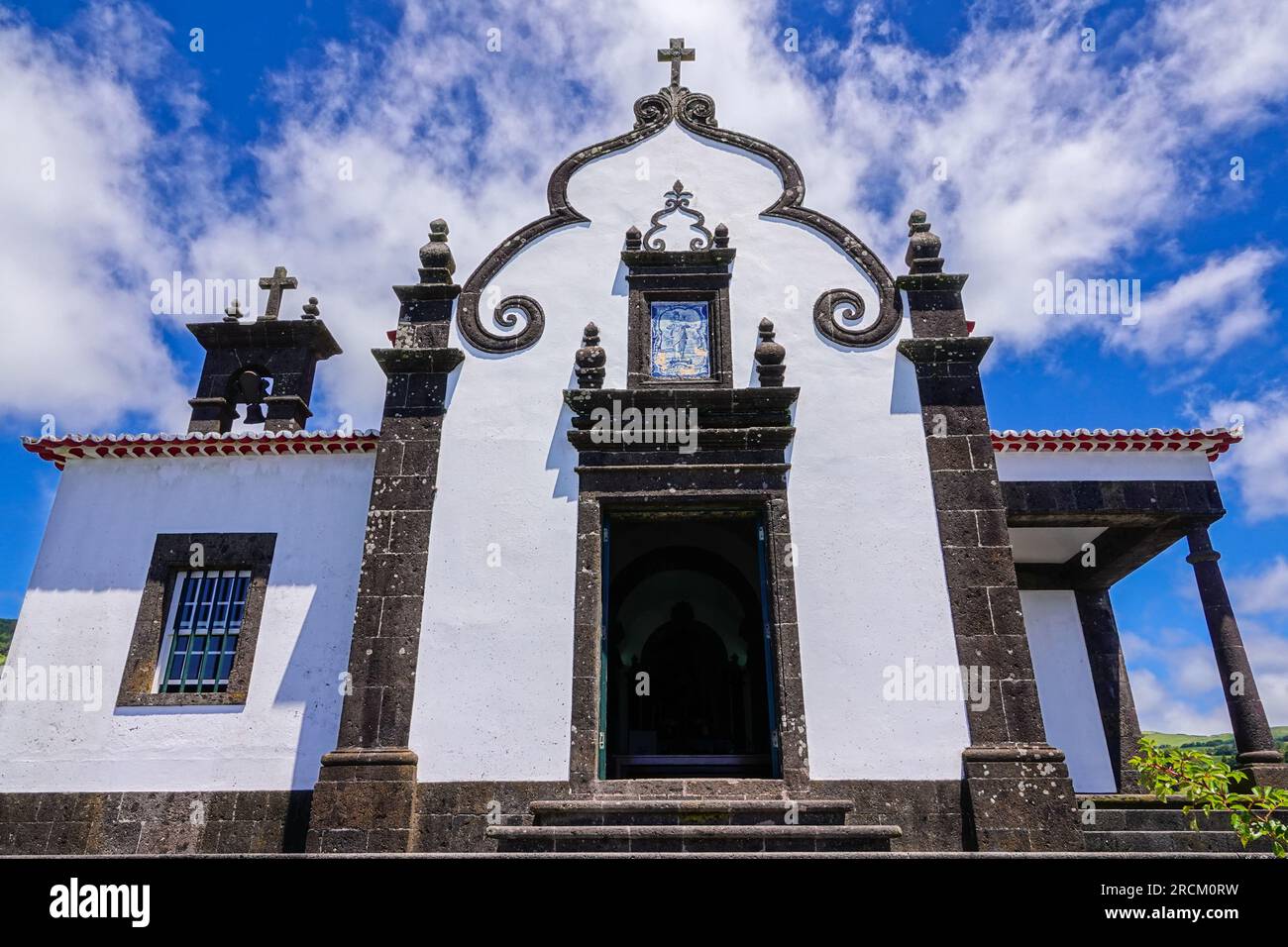 L'Eremo di Nossa Senhora da Paz o la cappella di nostra Signora della Pace, costruita su una collina sopra Vila Franca do campo nell'Isola di Sao Miguel, Azzorre, Portogallo. Foto Stock