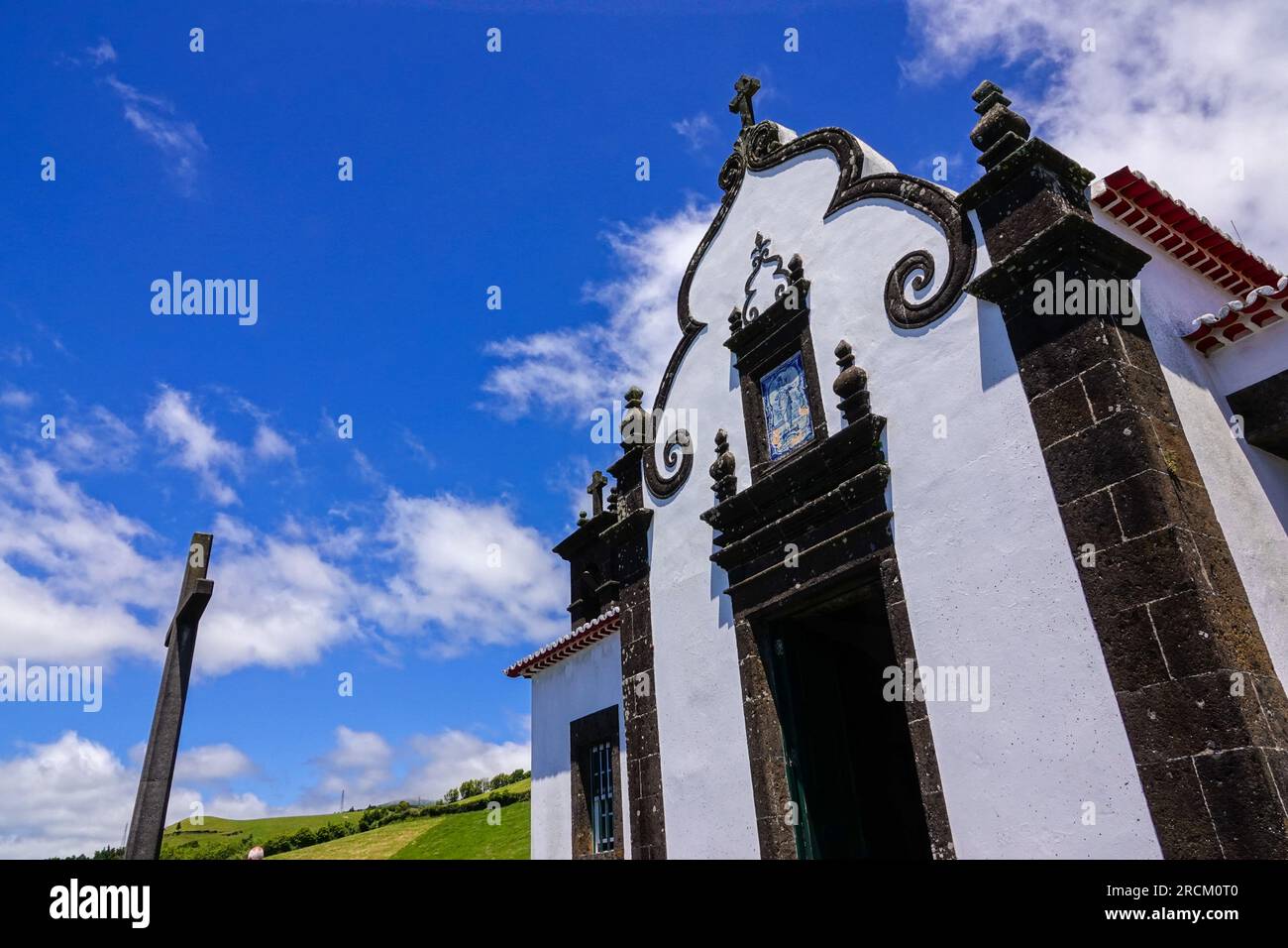 L'Eremo di Nossa Senhora da Paz o la cappella di nostra Signora della Pace, costruita su una collina sopra Vila Franca do campo nell'Isola di Sao Miguel, Azzorre, Portogallo. Foto Stock