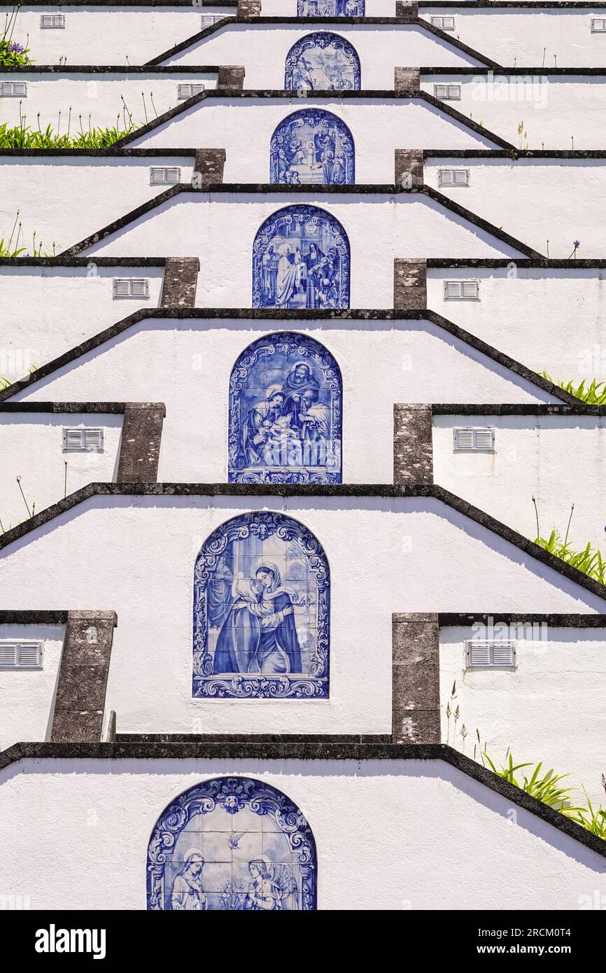 Le scale di preghiera di Ave Maria presso l'eremo di Nossa Senhora da Paz o la cappella della Madonna della Pace, costruite su una collina sopra Vila Franca do campo nell'isola di Sao Miguel, Azzorre, Portogallo. Foto Stock