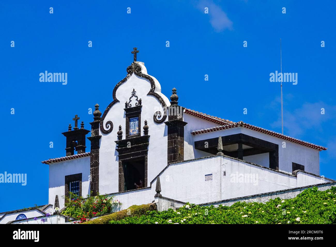 L'Eremo di Nossa Senhora da Paz o la cappella di nostra Signora della Pace, costruita su una collina sopra Vila Franca do campo nell'Isola di Sao Miguel, Azzorre, Portogallo. Foto Stock