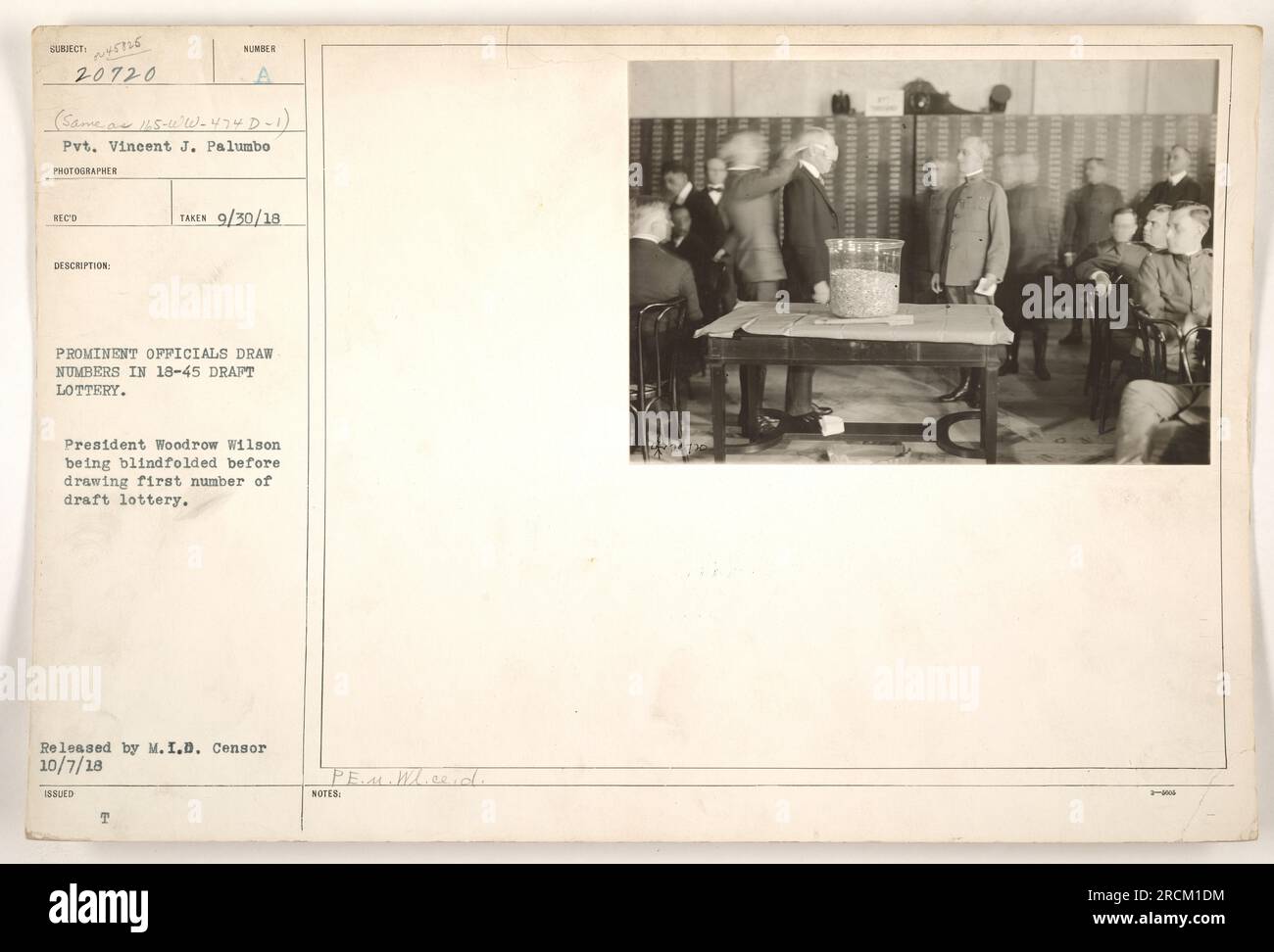 Il presidente Woodrow Wilson è stato bendato prima di disegnare il primo numero della lotteria del draft 18-45. Vincent J. Palumbo ha scattato questa foto il 30 settembre 1918. L'immagine mostra funzionari di spicco che partecipano alla lotteria. Rilasciato da M.I.D. Censura il 7 ottobre 1918. T PE.M. Saggio di. Foto Stock