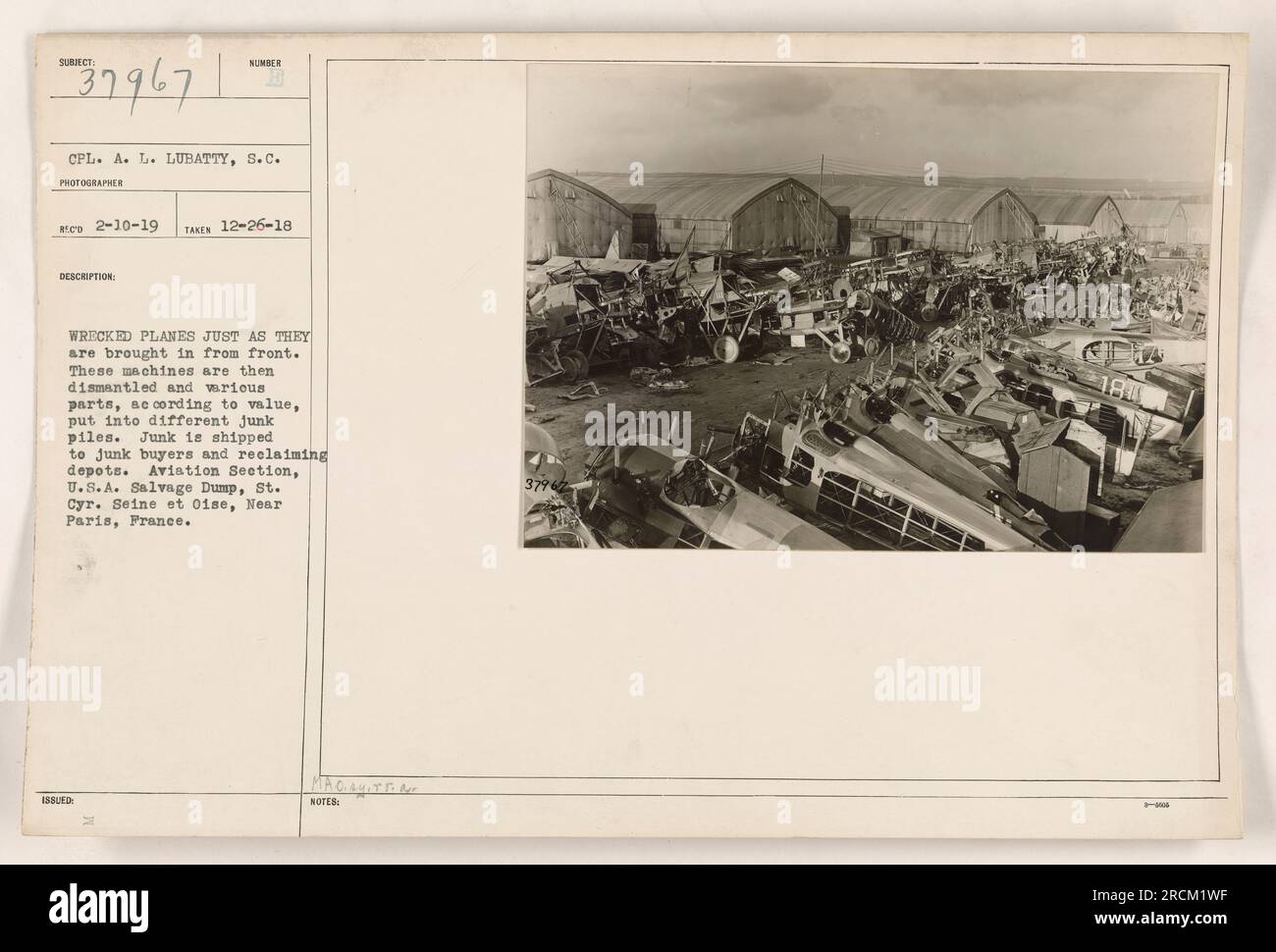 L'immagine 111-SC-37967 mostra il cpl. A. L. Lubatty, fotografo S.C., che cattura una scena presso la sezione aeronautica degli Stati Uniti Salvage Dump a St. Cyr, Francia, il 26 dicembre 1918. L'immagine mostra gli aerei distrutti che vengono portati dalla parte anteriore e successivamente smantellati. Le parti basate sul valore vengono suddivise in diversi pali spazzatura, successivamente spedite agli acquirenti e recuperate i depositi. Banconote emesse: 37967 181. Foto Stock