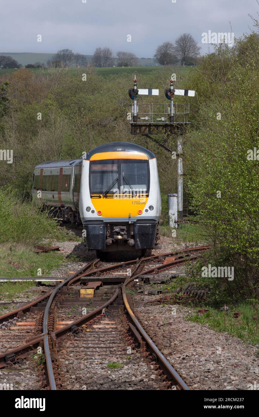 Trasporto per il treno DMU classe 70 170206 del Galles che passa il segnale meccanico a staffetta per il semaforo a Tondu, Galles meridionale Foto Stock