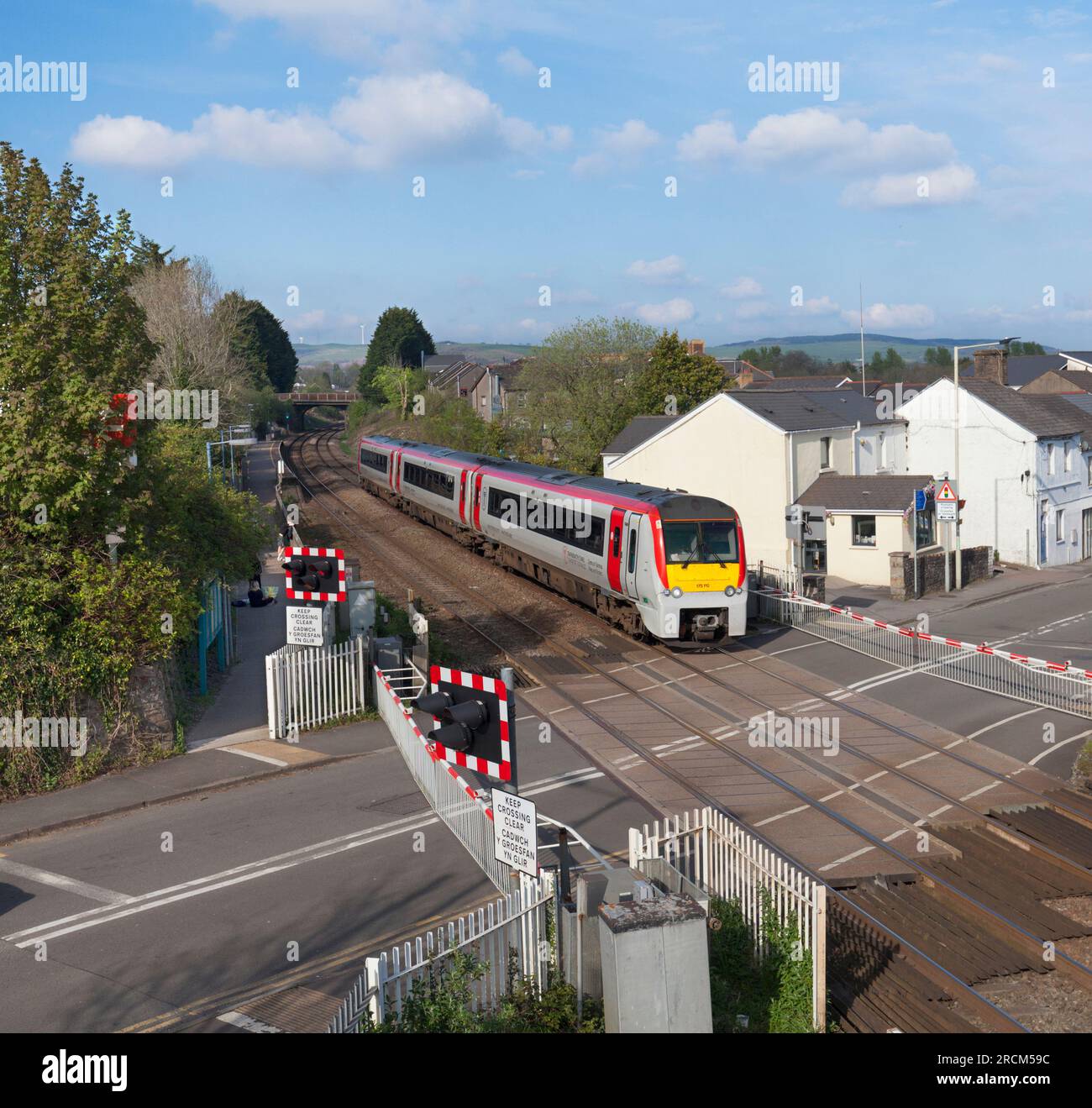 Trasporto per Wales Alstom classe 175 treno 175110 che attraversa il passaggio a livello di barriera a Pencoed. Galles Foto Stock