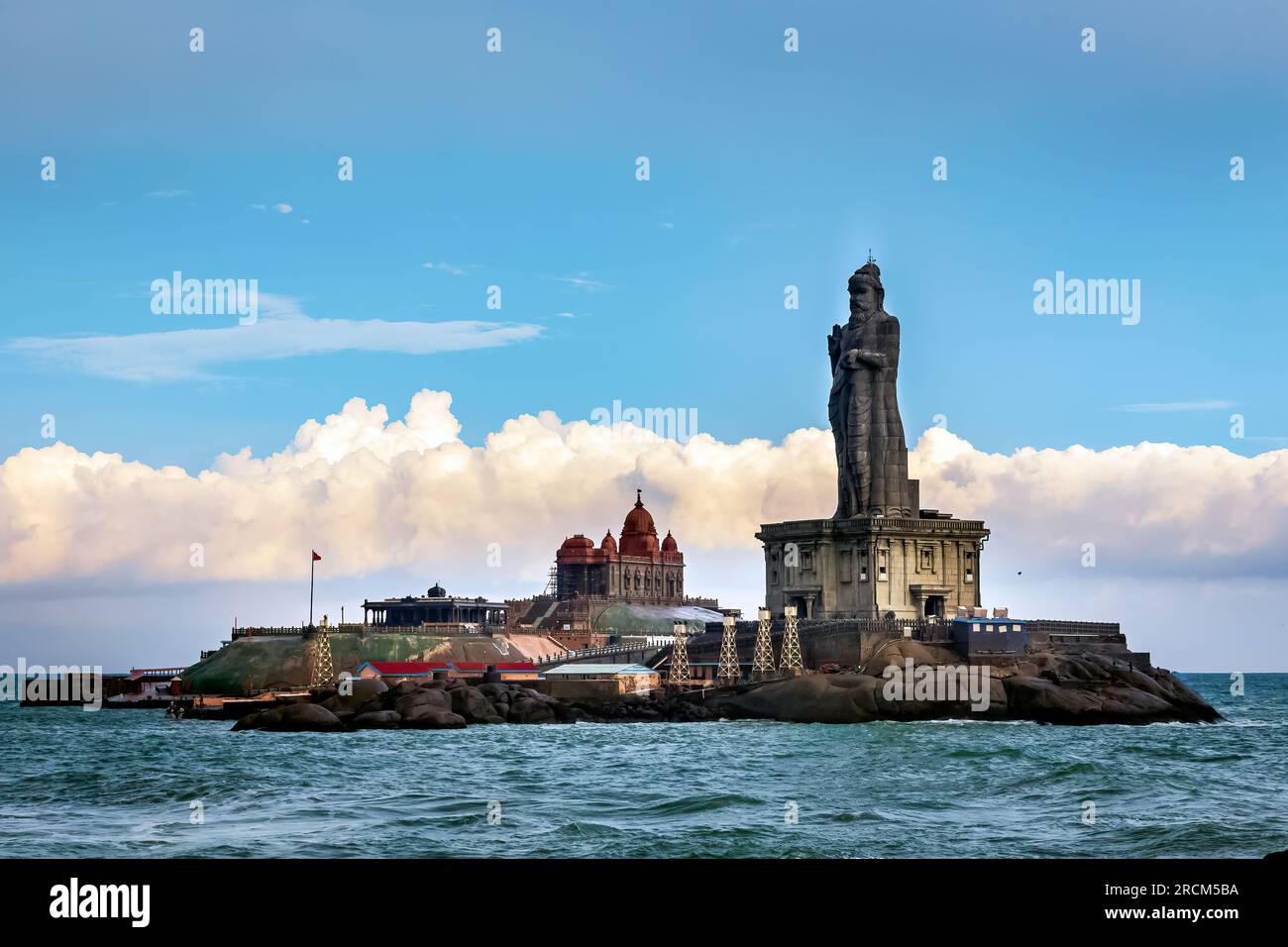 La spiaggia di Kanyakumari Tamilnadu, India meridionale, è una destinazione panoramica che offre una vista mozzafiato delle nubi monsoniche sull'oceano. Foto Stock