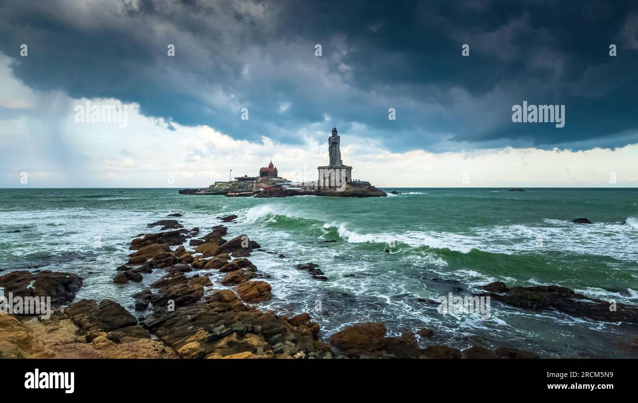 La spiaggia di Kanyakumari Tamilnadu, India meridionale, è una destinazione panoramica che offre una vista mozzafiato delle nubi monsoniche sull'oceano. Foto Stock