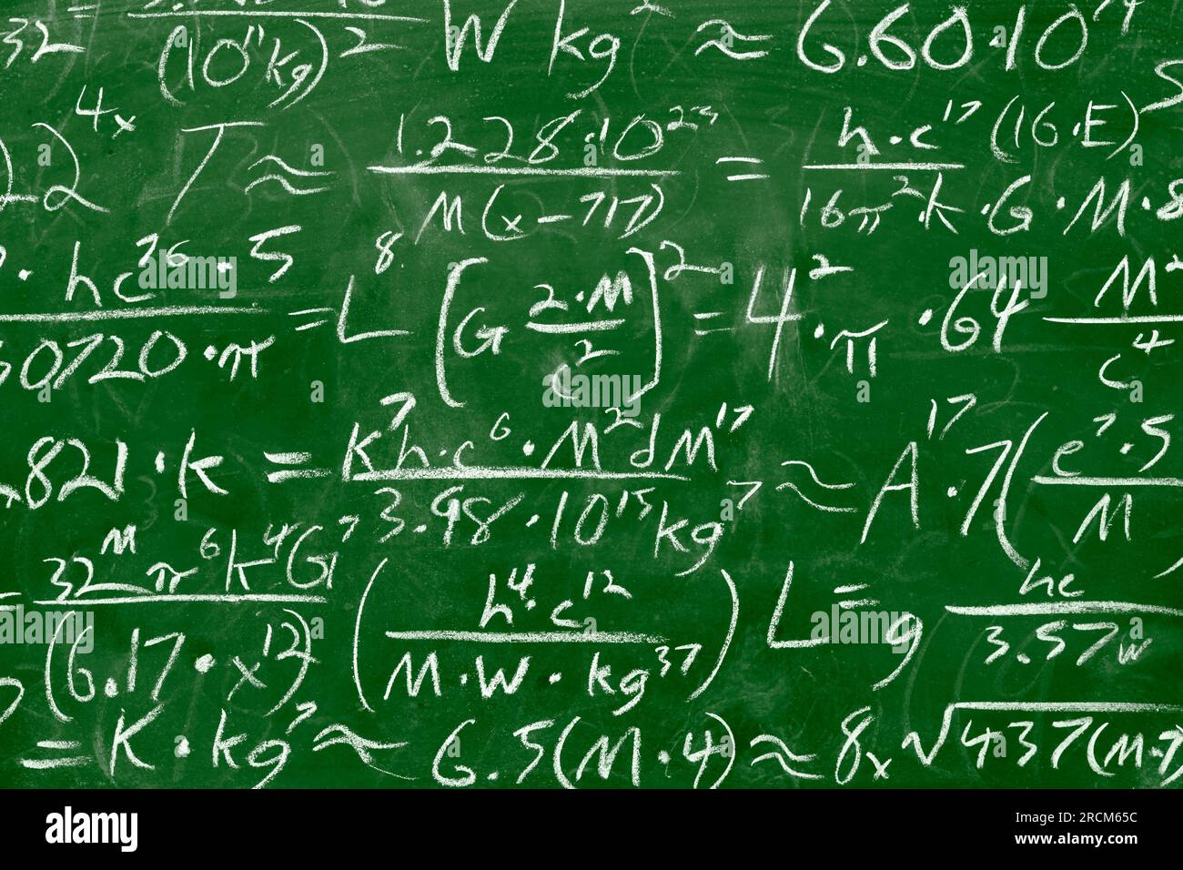 Equazioni matematiche e formula scritte in gesso su sfondo verde disordinato della lavagna. Concetto di ricerca scientifica o scolastica. Foto Stock