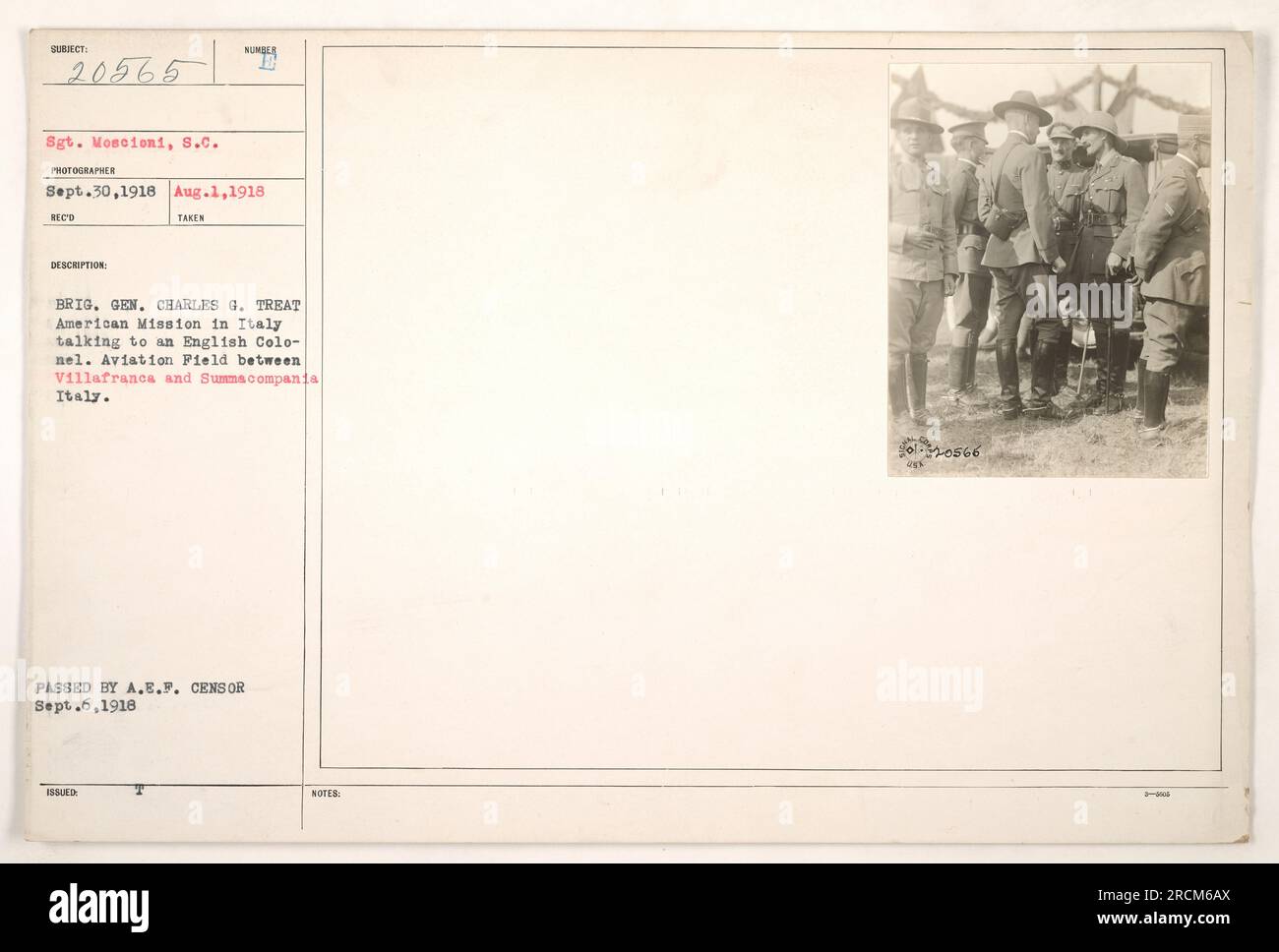 Brig. Il generale Charles G. Treat, parte della missione americana in Italia, vide parlare con un colonnello inglese in un campo di aviazione situato tra Villafranca e Summacompania in Italia. La foto è stata scattata il 1 agosto 1918 da Sgt. Moscioni ed è stata rilasciata dopo aver superato l'A.E.F. Censura il 6 settembre 1918. Il numero di descrizione della foto è 20565. Foto Stock