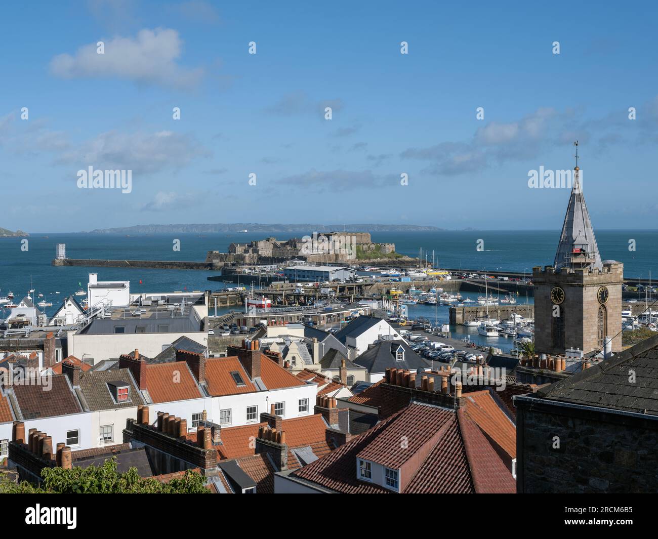 Guardando verso Castle Cornet, St Peter Port, Guernsey Foto Stock