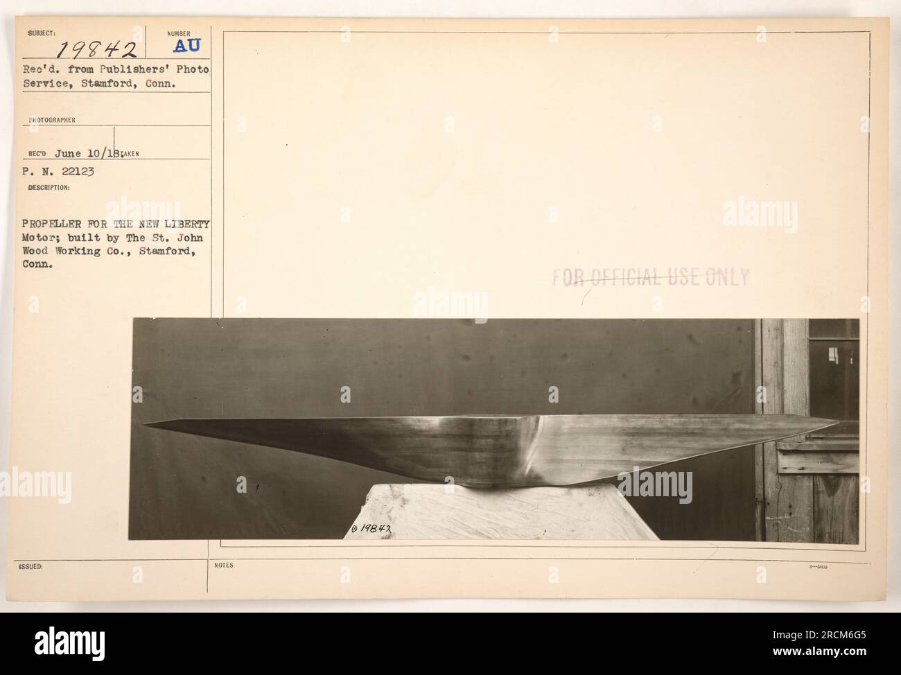 Immagine di un'elica per il nuovo motore Liberty durante la prima guerra mondiale. L'elica fu costruita dalla St. John Wood Working Co. A Stamford, Conn. La fotografia è etichettata come 111-SC-19842 ed è stata ricevuta dal servizio fotografico degli editori il 10 giugno 1918. Foto Stock