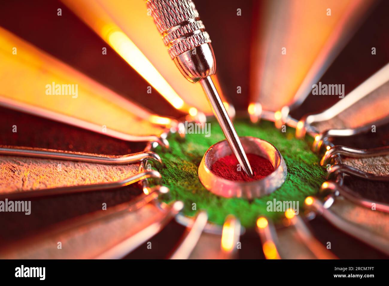 DART board che mostra un dardo che colpisce il torello centrale. Concetto di successo, definizione e raggiungimento di obiettivi mirati e ricerca della perfezione. Foto Stock