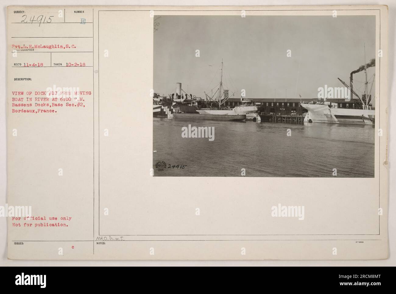 Pvt. L.H. McLaughlin ha scattato questa foto il 2 ottobre 1918, da una barca in movimento nel fiume a Bordeaux, in Francia. L'immagine mostra il molo n. 10 alle 18:00, Bassens Docks, base sec. #2. Questa fotografia è riservata esclusivamente all'uso ufficiale e non può essere pubblicata o riprodotta senza un'adeguata autorizzazione. Le note indicano il numero di riferimento 24915. Foto Stock