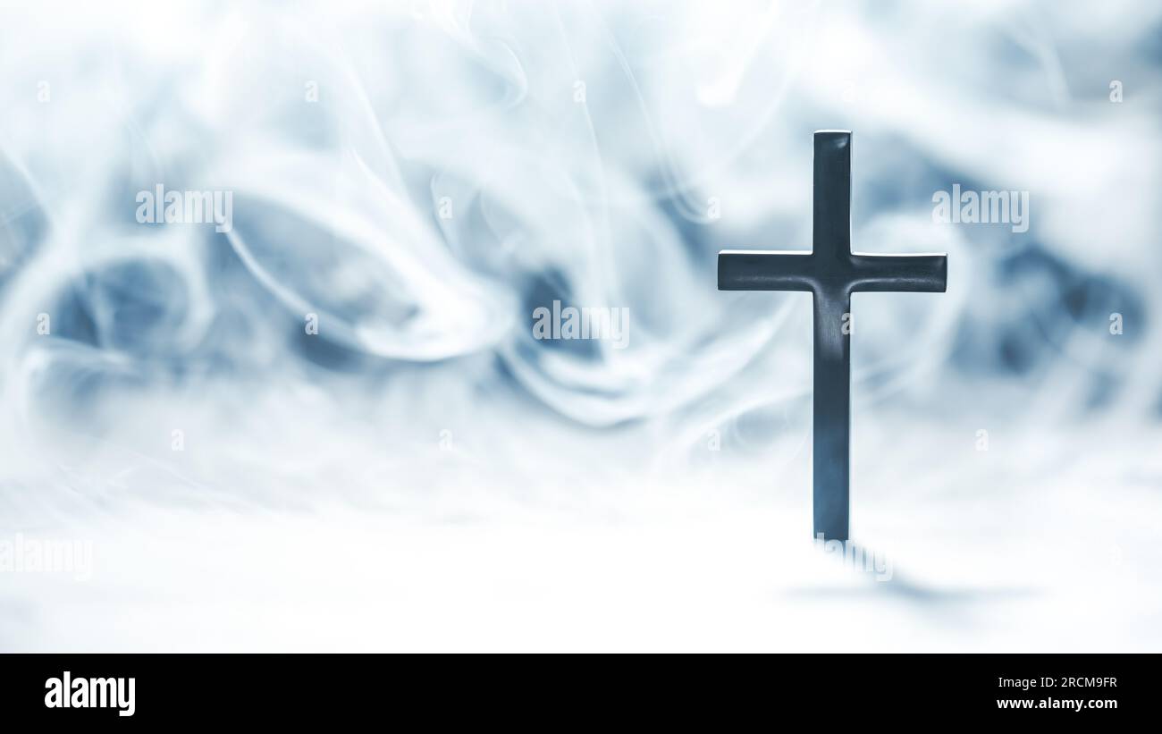 Croce cristiana in carta da parati celeste con nuvole eteree, che simboleggiano il cielo o la spiritualità. Foto Stock