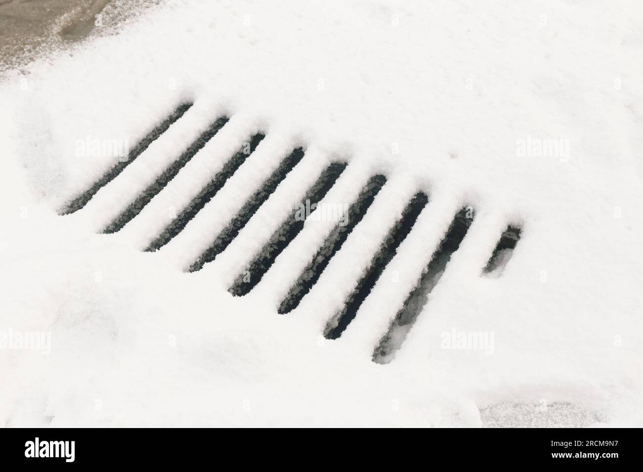 Drenaggio tempesta coperto di neve. Foto Stock