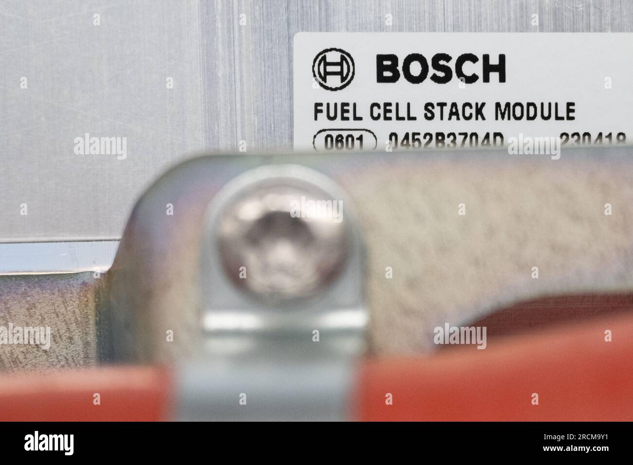 Stoccarda, Germania. 12 luglio 2023. Un cartello con la scritta "modulo pila celle a combustibile Bosch" è fissato a un sistema di alimentazione a celle a combustibile per la generazione di elettricità dall'idrogeno nei veicoli presso lo stabilimento di produzione di Robert Bosch GmbH. Il cosiddetto modulo di alimentazione delle celle a combustibile (FCPM) viene utilizzato principalmente nei veicoli commerciali e nelle applicazioni a lunga distanza. L'FCPM è costituito da una o due pile di celle a combustibile e da altri componenti necessari per azionare le pile. Crediti: Marijan Murat/dpa/Alamy Live News Foto Stock